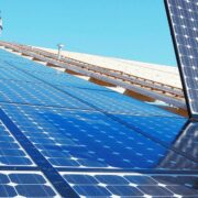 Instalación de paneles solares y red eléctrica inteligente representando los ODS en 2025.